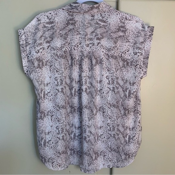 Loft Womens snake print short sleeve button up top Size small sleeveless blouse - Picture 10 of 11
